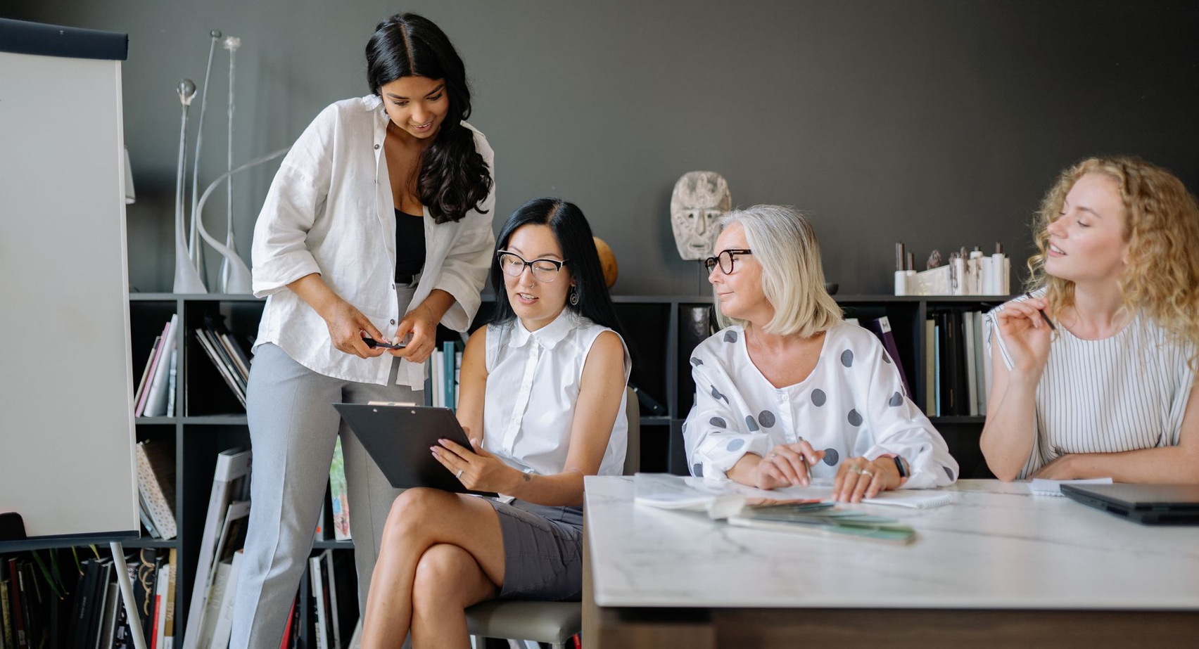 LinkedIn Banner Ideas for Sales Professionals: Design That Builds Instant Credibility in 2026