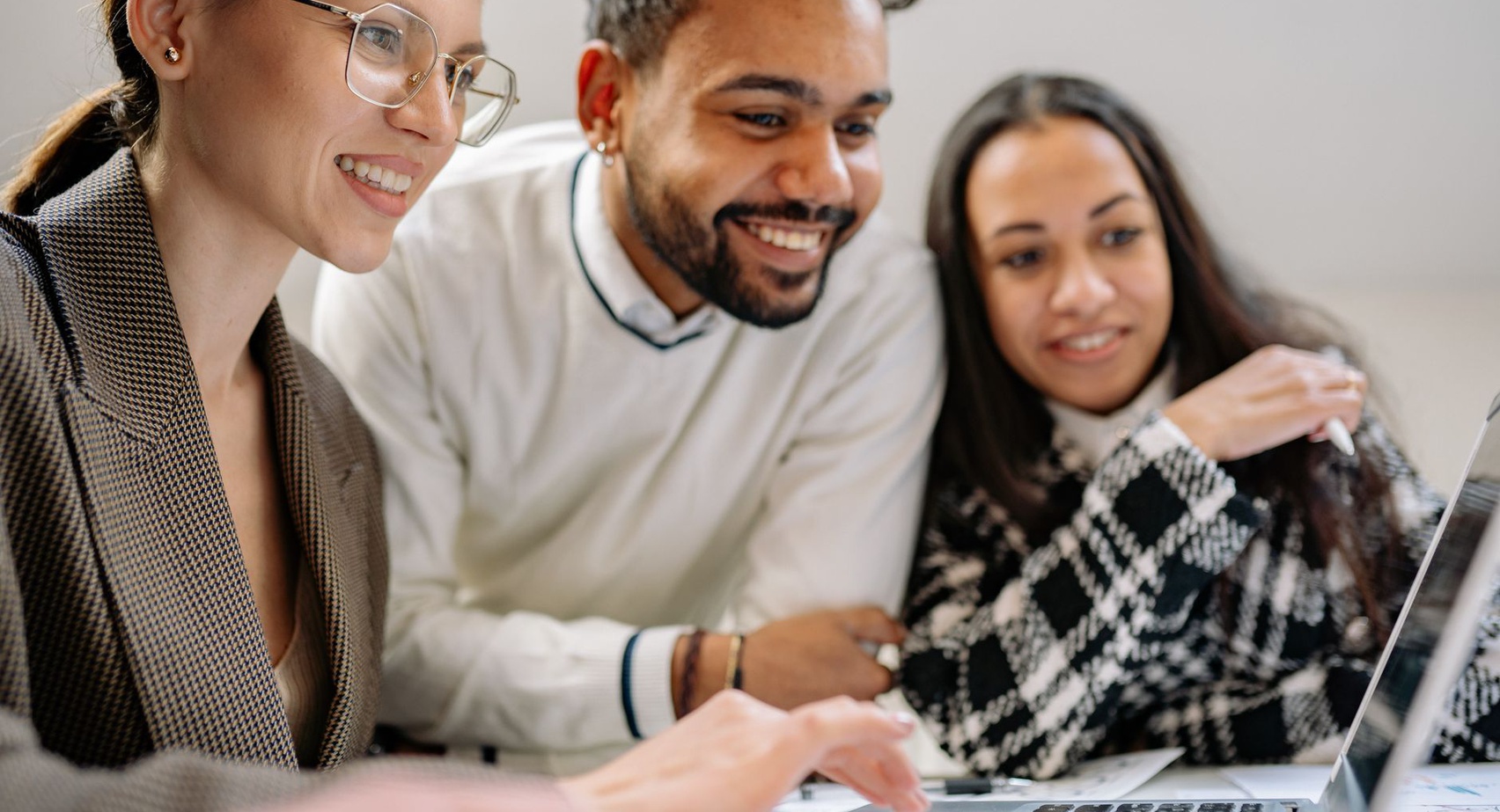 50+ LinkedIn Headline Examples for Sales Professionals: Attract Prospects & Drive Revenue in 2026