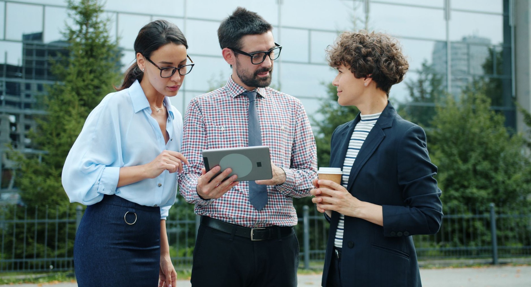 LinkedIn Outreach for Lawyers & Law Firms: Attract Corporate Clients in 2026