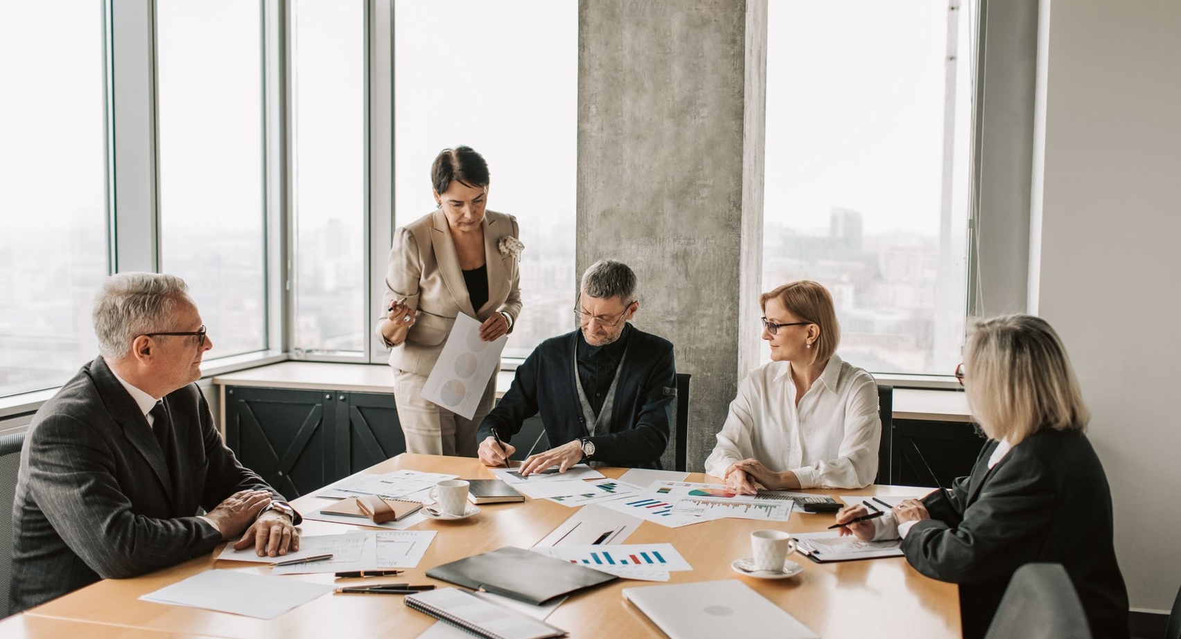 Breaking the Ice: Crafting Engaging LinkedIn Messages to Start Meaningful Conversations