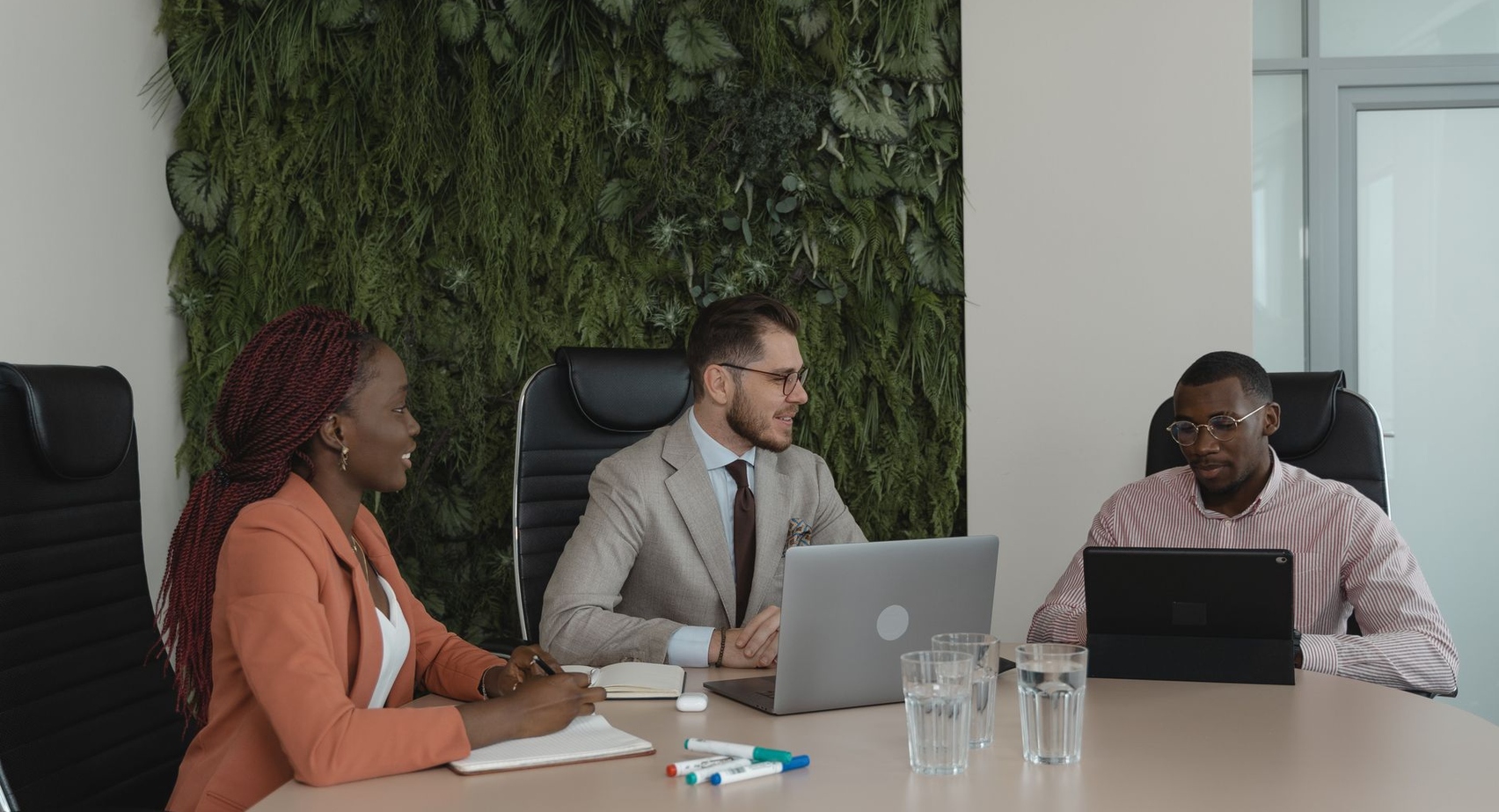 Unlock More Meetings: Designing a Sales Email Signature That Drives Engagement in 2026