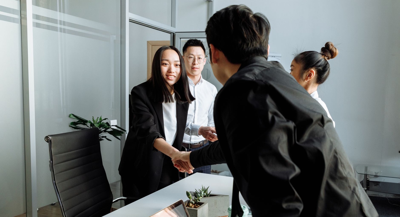 Leave a Lasting Impression: Mastering the Thank You Note After Sales Meetings